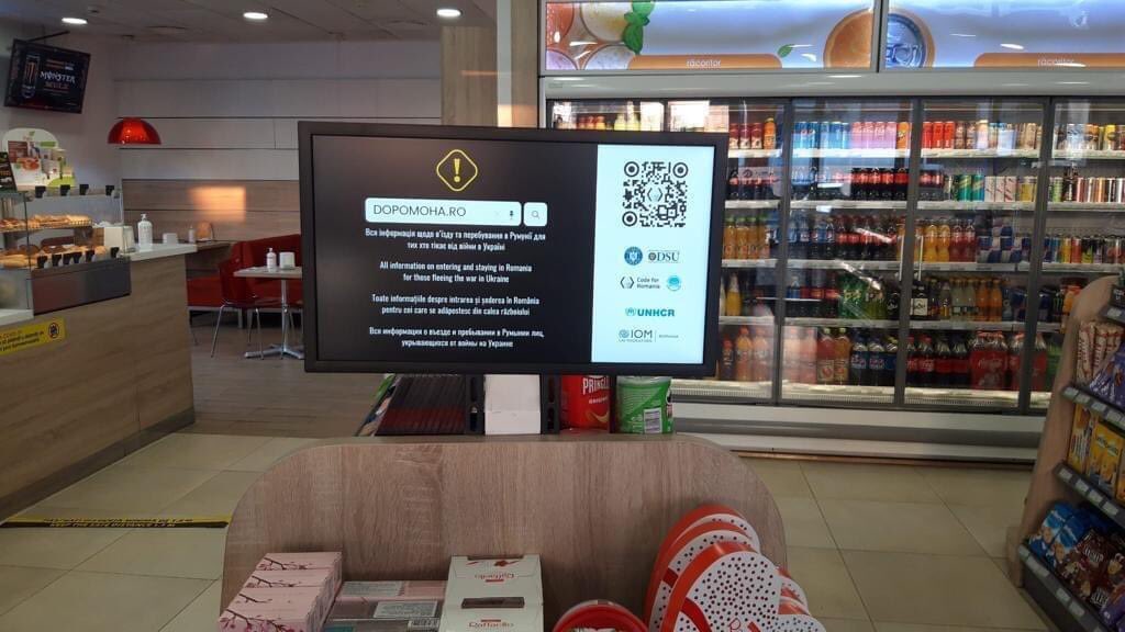 Code4Romania's tweet photo. 🙌@GroupeCarrefour Romania și 🙌@rompetrol Romania s-au alăturat efortului #code4romania de informare a refugiaților ajunși în aceste zile în țara noastră. Le mulțumim pentru că au afișat 📌posterele #dopomoha în spațiile lor, pentru a duce mesajul cât mai departe! #civictech https://t.co/0gnw3MQmSj