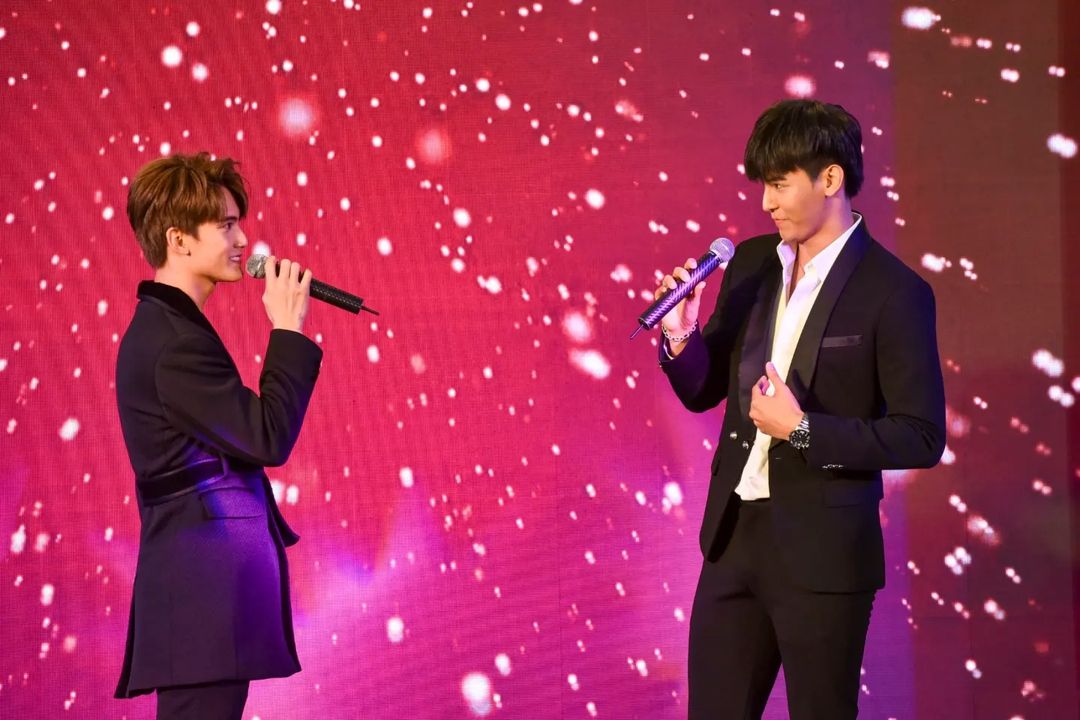 DntSayNoLat's tweet photo. Ja & First se unieron al evento de praewdaly💕💕
Cr JaFirstThailand
#JaFirst #Praew TalkxJaFirst #JaPachara #First_Chalogrant https://t.co/T7AvMO04Lf