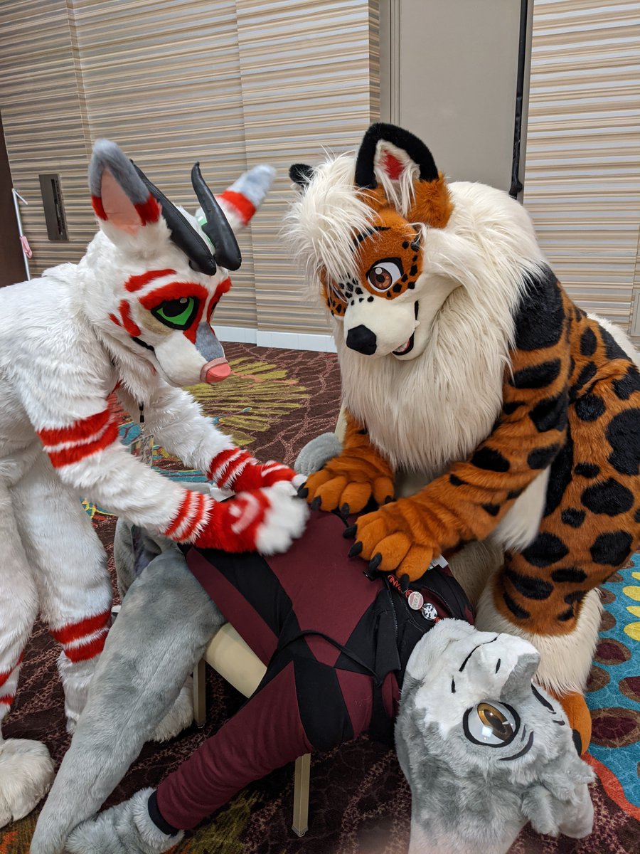 When you lay down in VRC
#FursuitFriday