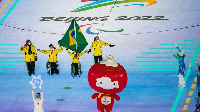 feapaes_sp's tweet photo. Os paratletas Aline Rocha e Cristian Ribera foram os porta-bandeiras do Brasil. 🇧🇷

Será que vem medalha por aí? 🥇😁 https://t.co/c7GIUYu89q