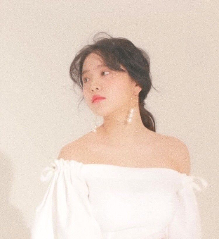 chaewrry's tweet photo. To my all-time-favorite sissy and my one call away, happiest birthday to you! You might feel tired for listening me blabbering the same thing again and again but thank you for still being “i’m all ears” to me🥺 You deserve the happiness more than you could ever think!🥳💜 https://t.co/HIPWwLf1pw