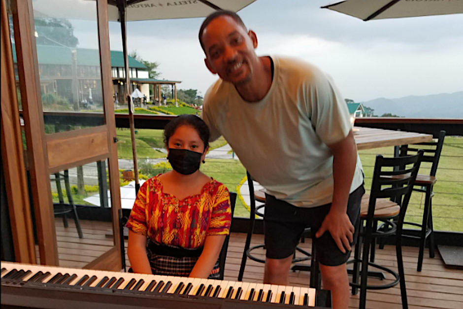 soy_502's tweet photo. 🤩  ENTRE GRANDES ⎮ Will Smith admiró el talento de la guatemalteca Yahaira Tubac

La talentosa pianista dio un concierto privado para el actor, quien quedó sorprendido con la virtuosidad de Yahaira. 

Esta es su reacción: 

https://t.co/boMywjS44m https://t.co/5iPBl1S3BW