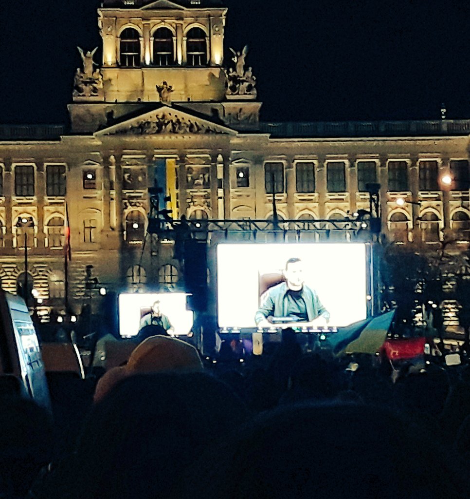 Selenskij live auf dem Wenzelsplatz in Prag zugeschaltet. #StayWithUkraine