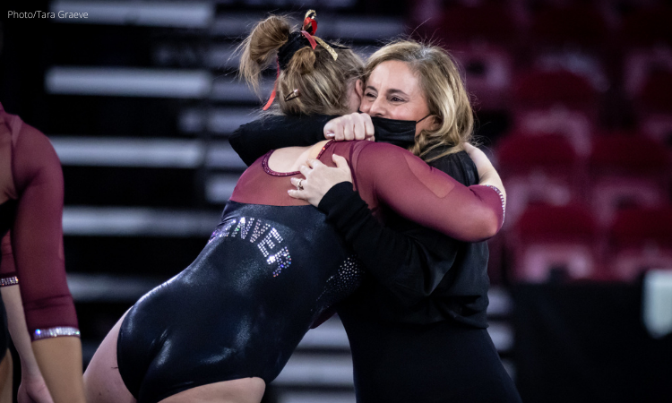 collegegymnews_'s tweet photo. In 1998, Melissa Kutcher-Rinehart was content with her assistant role at Michigan, so she decided she wouldn't apply for the @DU_Gymnastics head coach opening unless the school reached out to her first.

That summer it did.

🔗 https://t.co/ETy5pW4YSk

By @The_Wickendoll #NCAAgym https://t.co/5Ym6B6KabR