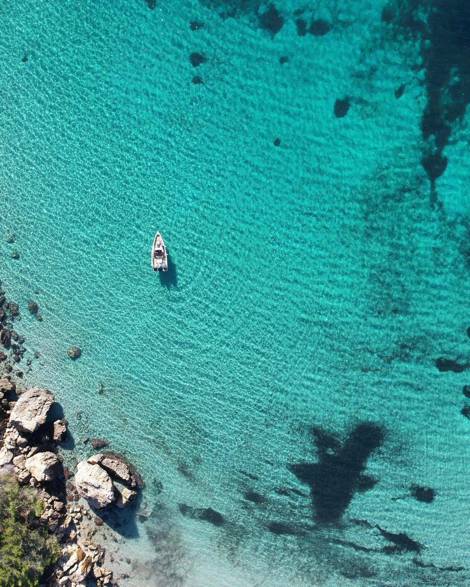 Wow.  Here's a photo that will set you up for the weekend.
The water in #Mallorca certainly looks like it oughta... 🌊
📸 @juanchhhhhhhhhh on instagram

#yachting #boating #Mediterranean #yachtingparadise