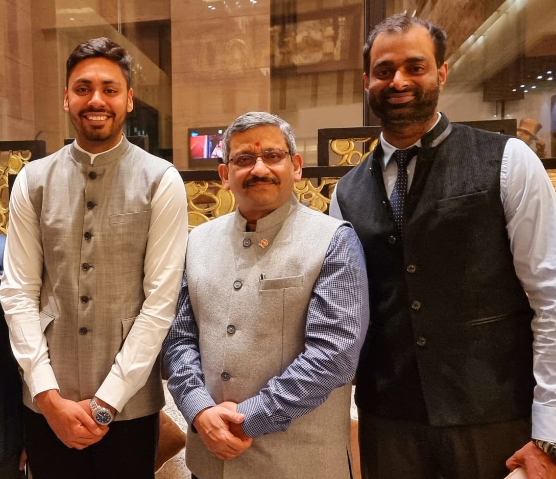 Spent a delightful evening in the company of Indian cricket's latest pace sensation and a proud IOCian Avesh Khan along with his mentor, another IOCian &amp; Indian cricketer, Anand Rajan. Their passion for the game is amazing &amp; entire #IndianOil family is incredibly proud of them.