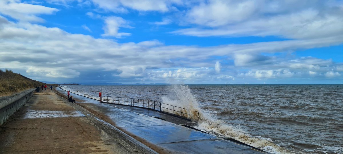 stephiemc07's tweet photo. Windy Beach Walks π« #goodtobeback #caravan #caravantime #prestatyn #prestatynbeachfront #Wales https://t.co/VwyHrYP0LW