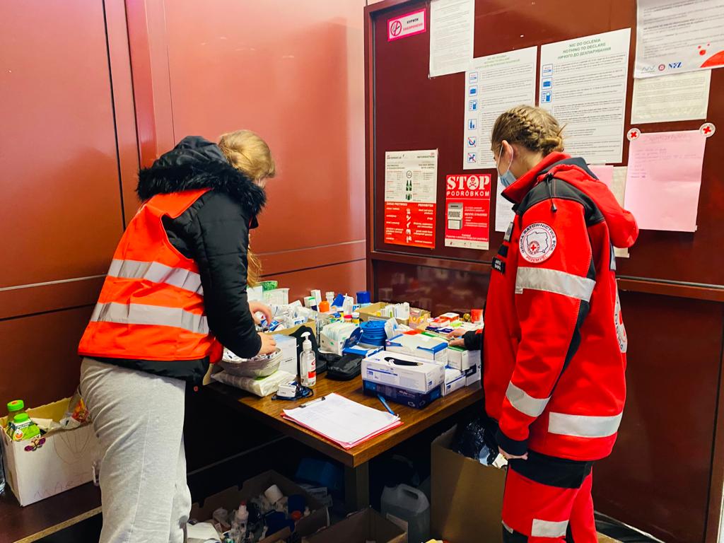 RedCross's tweet photo. The humanitarian situation around Ukraine is dire. Over 1.2 million people have fled so far. At the Poland border, @PolskiCK (Polish Red Cross) teams are providing first aid to refugees and helping transport people to hospitals. https://t.co/Z1xsLCTqkU