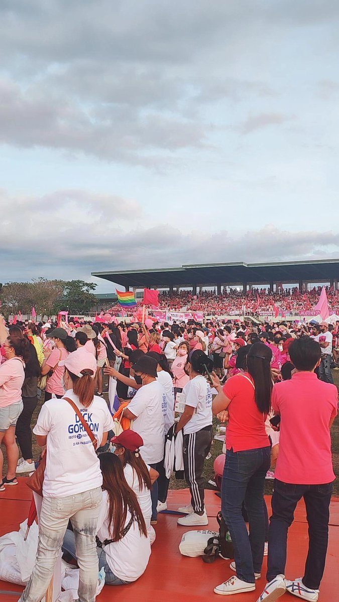 Krischellove's tweet photo. #CaviteIsPink #Kakampinks HINDI KAMI BAYAD #800KMinusOne LENI for President!!! https://t.co/p9gUMWszpt