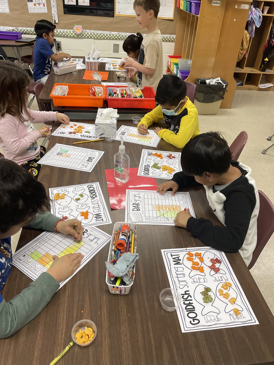 MrsRuggirello's tweet photo. Today we used Goldfish to show how to create a bar graph but sorting and counting the four different colors. It was a fun and yummy activity! https://t.co/ZGZMpOBoZ0