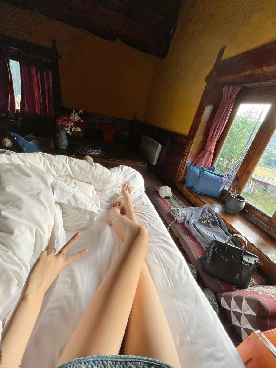 maliaojia's tweet photo. 想看这个？#反差婊  #腿 https://t.co/NuYrJha7Bc