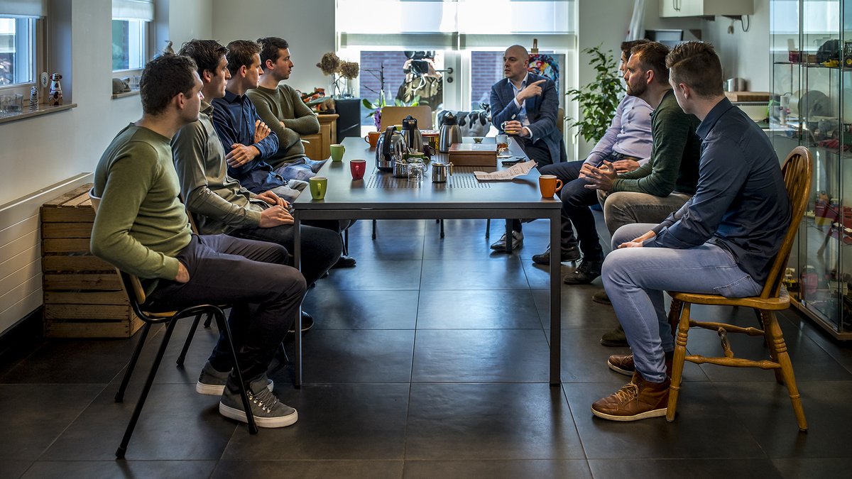 CDAsten's tweet image. Agrarische ondernemers staan voor veel uitdagingen en met name ook jonge boeren, die met al die onzekerheid het bedrijf willen overnemen. Op onze uitnodiging bezocht Tweede Kamerlid @DerkBoswijk vandaag onze gemeente en ging in gesprek met jonge boeren. Derk, dank voor je komst!