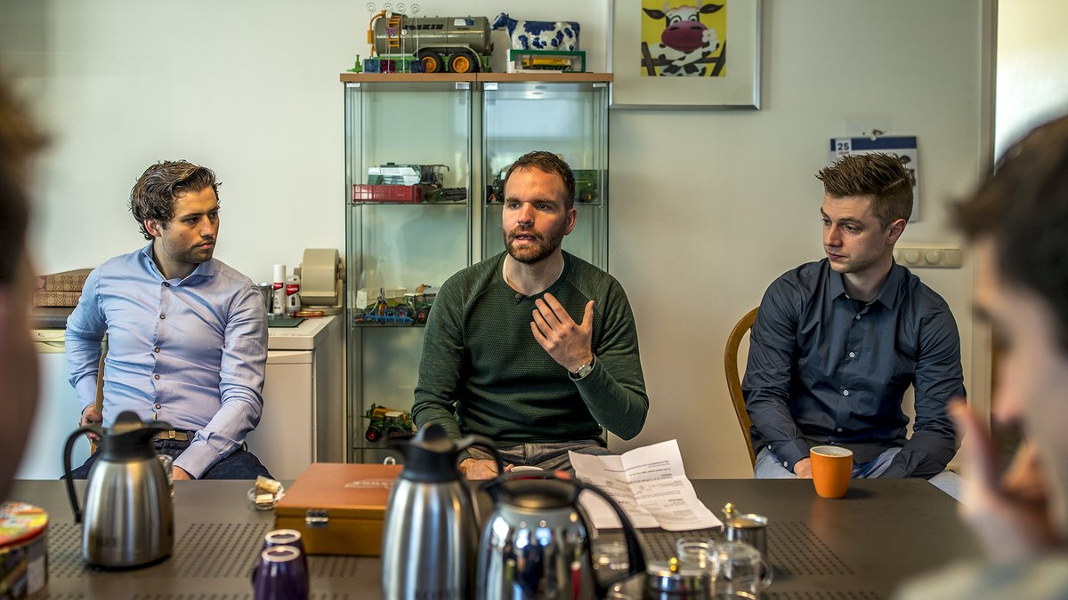 CDAsten's tweet image. Agrarische ondernemers staan voor veel uitdagingen en met name ook jonge boeren, die met al die onzekerheid het bedrijf willen overnemen. Op onze uitnodiging bezocht Tweede Kamerlid @DerkBoswijk vandaag onze gemeente en ging in gesprek met jonge boeren. Derk, dank voor je komst!