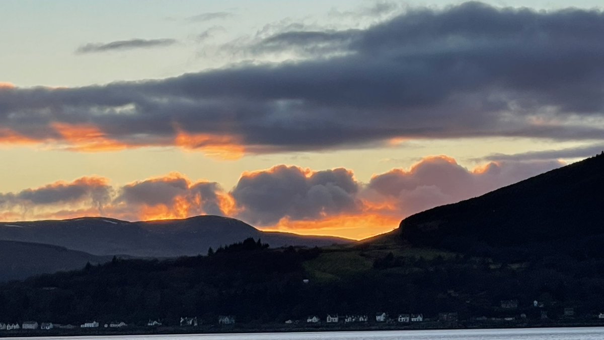 ArgyllSeaGlass's tweet photo. Tonight’s sun setting over Loch Long in Argyll Scotland 🏴󠁧󠁢󠁳󠁣󠁴󠁿 🌅 

@WindyWilson88 @StormHour @OStonestreet @StephenAHenry @Argyll_IslesApp 

#MHHSBD #CraftBizParty #StormHour #Scotland #Argyll #ScotlandIsNow https://t.co/iK2YCQUNCi