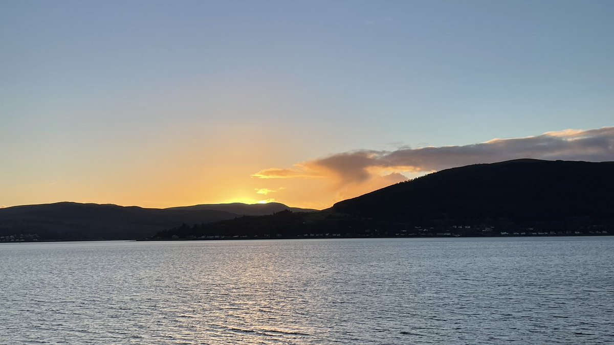 ArgyllSeaGlass's tweet photo. Tonight’s sun setting over Loch Long in Argyll Scotland 🏴󠁧󠁢󠁳󠁣󠁴󠁿 🌅 

@WindyWilson88 @StormHour @OStonestreet @StephenAHenry @Argyll_IslesApp 

#MHHSBD #CraftBizParty #StormHour #Scotland #Argyll #ScotlandIsNow https://t.co/iK2YCQUNCi