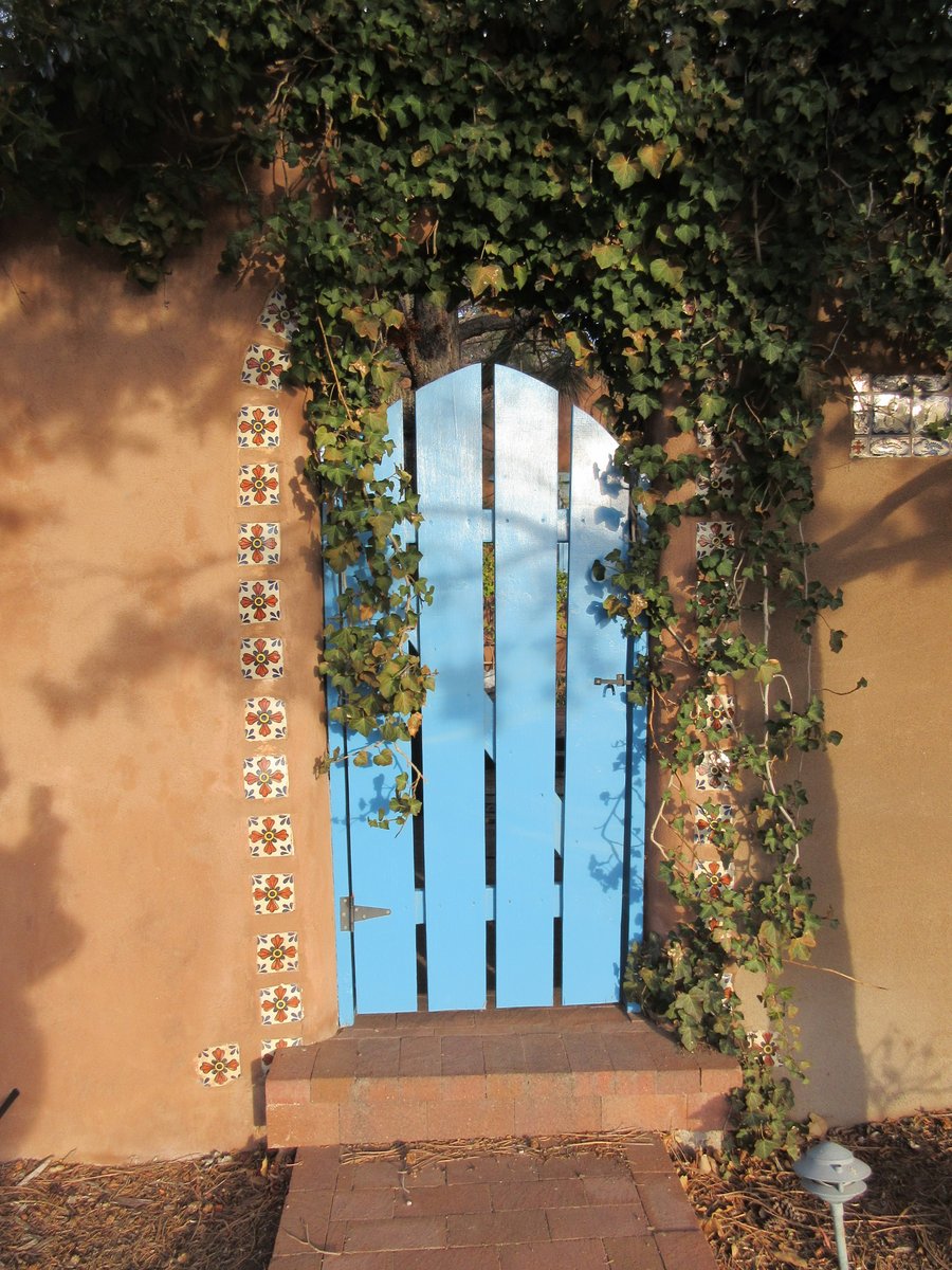 sfpl's tweet photo. A lovely gate in #DowntownSantaFe

#SeenAroundTown #SantaFeNM #NewMexicoTrue #HowToSantaFe #SantaFeLife https://t.co/7ZtaKuTmWs