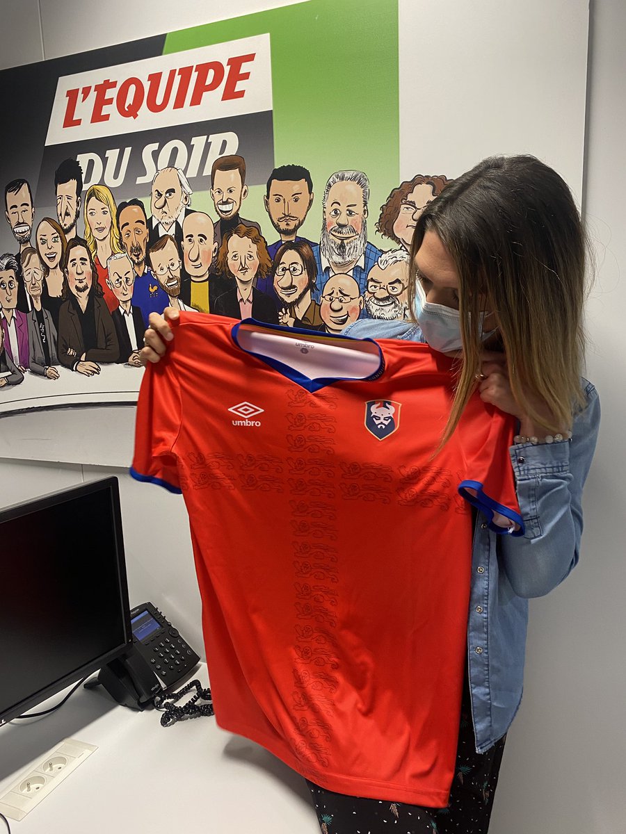 lequipedusoir's tweet photo. 🎁 CADEAU 🎁 

RT &amp; FOLLOW @lequipedusoir pour tenter de remporter le maillot collector du @SMCaen et présenté par @ClaireBricogne ! 🤩⚽️🚀

#EDS https://t.co/yOd0UVVWHv
