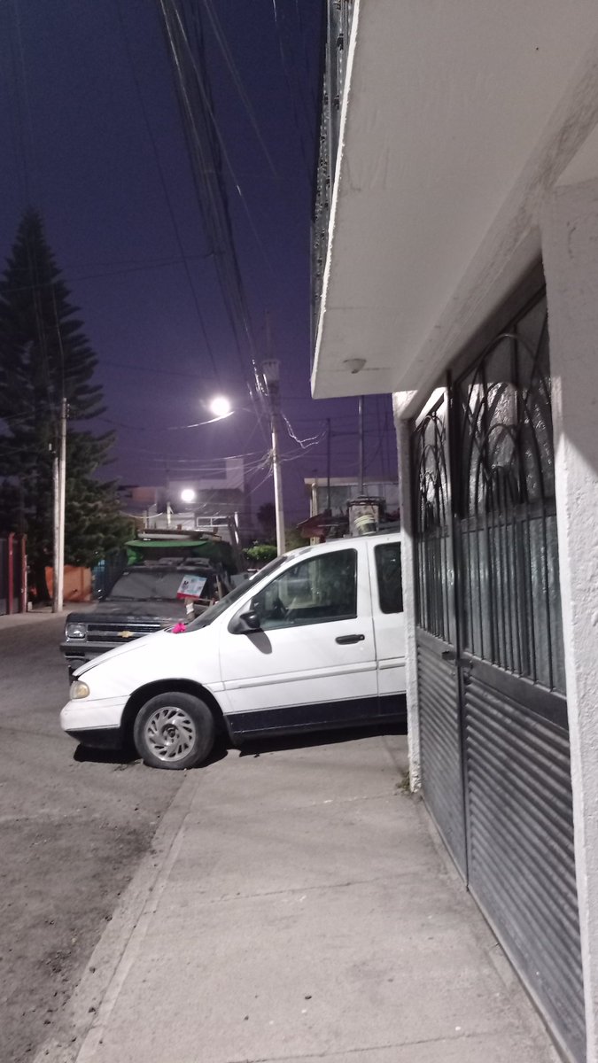 oscar_67's tweet photo. @SSPMQueretaro @LuisBNava que se puede hacer al respecto,está camioneta no sirve, los propietarios la sacaron estorbando la banqueta y la vista hacia la calle,lo cual ya nos genera un problema de seguridad. https://t.co/bZZKCYwc5g