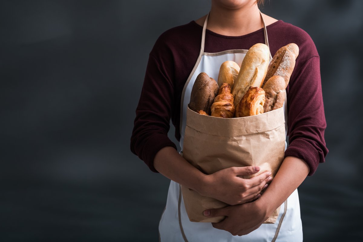 Человек есть много хлеба. Хлеб в руках. Девушка с хлебом. Фотосессия с хлебом. Обнимает хлеб.