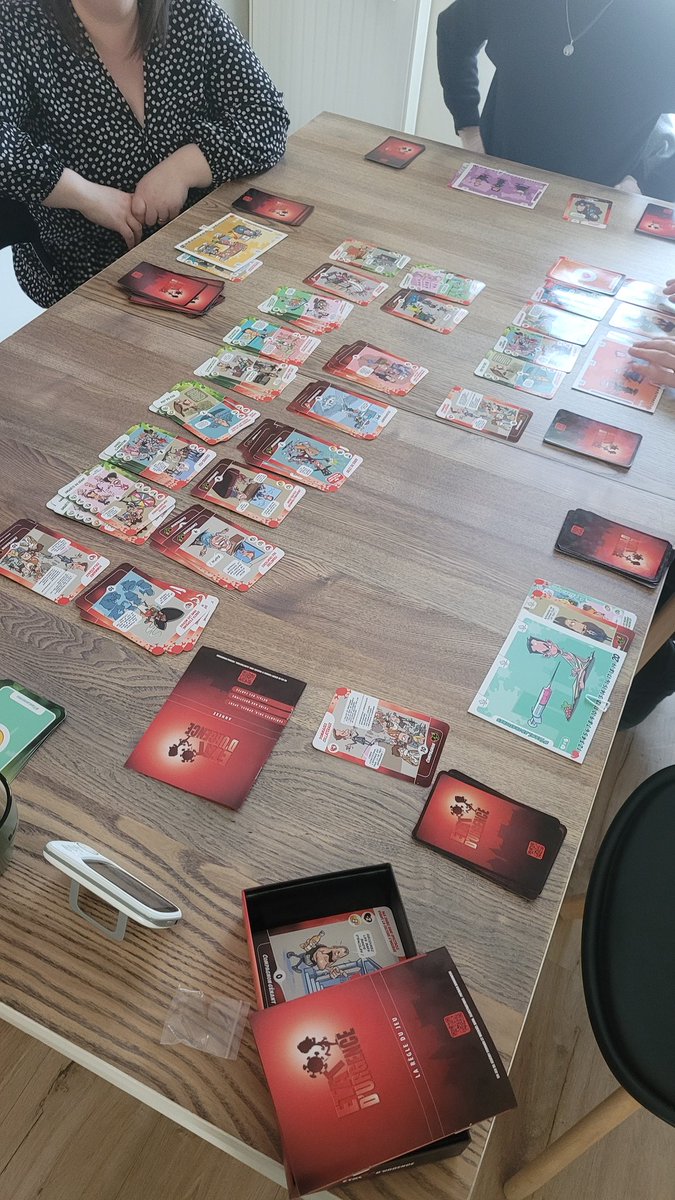 kmille1405's tweet photo. Jeux en famille pendant la sieste des petits. Ca fait du bien !!
( @JeremyFerrari merci pour les règles du jeu en vidéo, ca a bien aidé xD et pour le jeu tout court!) https://t.co/2CIQrnwYts