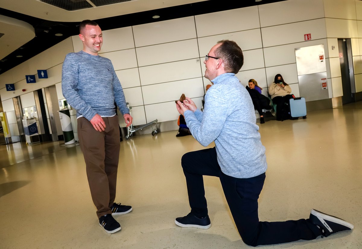 Huge congratulations to David Clear, Air Canada and Niall Harten, Aer Lingus on their engagement in Terminal 1 this morning before jetting off to Toronto. 
Dublin Airport would like to wish you all the love and happiness in this new chapter of your lives 🥂💘