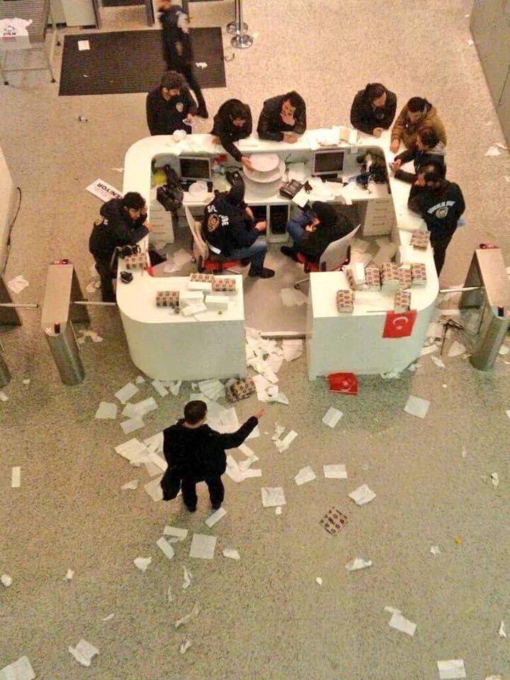 HasanCucuk's tweet photo. Bugün 4 Mart 
Tam 6 yıl önce yuvamız Zaman’a zorbaca el kondu. Gazetemizi aldılar ama kalemimizi alamadılar. Biz yazmaya devam ediyoruz. Devam da edeceğiz! https://t.co/iawIvoUwIt