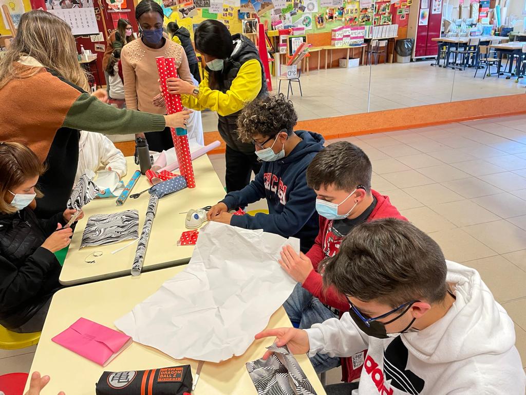 ColegioGaudem's tweet photo. Los alumnos y alumnas de #ProgramasProfesionales aprenden a envolver regalos y se preparan para su salida laboral. #lse #educaciónespecial https://t.co/vyjed7XzFB
