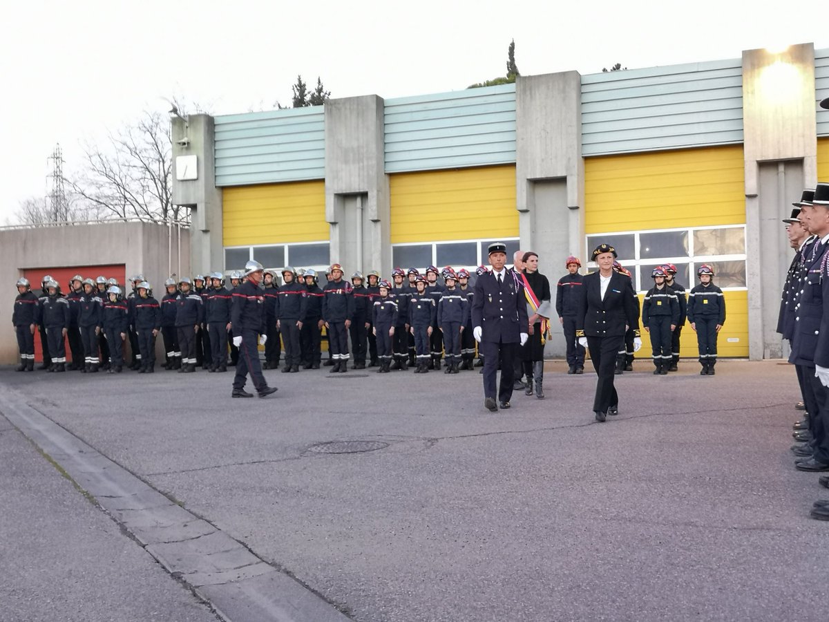 sdis84's tweet photo. [Cérémonie] Prise de commandement et remise du galon de Commandant au nouveau chef du centre de @VilleDePertuis Florent RICARD en présence des autorités et élus locaux. Toutes nos félicitations et voeux de réussite à lui dans ses nouvelles fonctions. @Prefet84 https://t.co/e7WruDmgyl