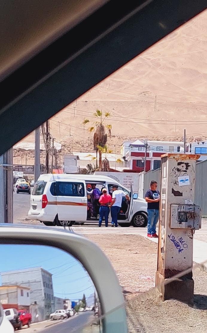 jorgesolimano's tweet photo. #iquique ahora los migrantes abordan un furgón blanco en el mismo lugar donde los dejó un bus en las esquinas de Zegers con Luis Cruz Martínez https://t.co/pflupvezrB