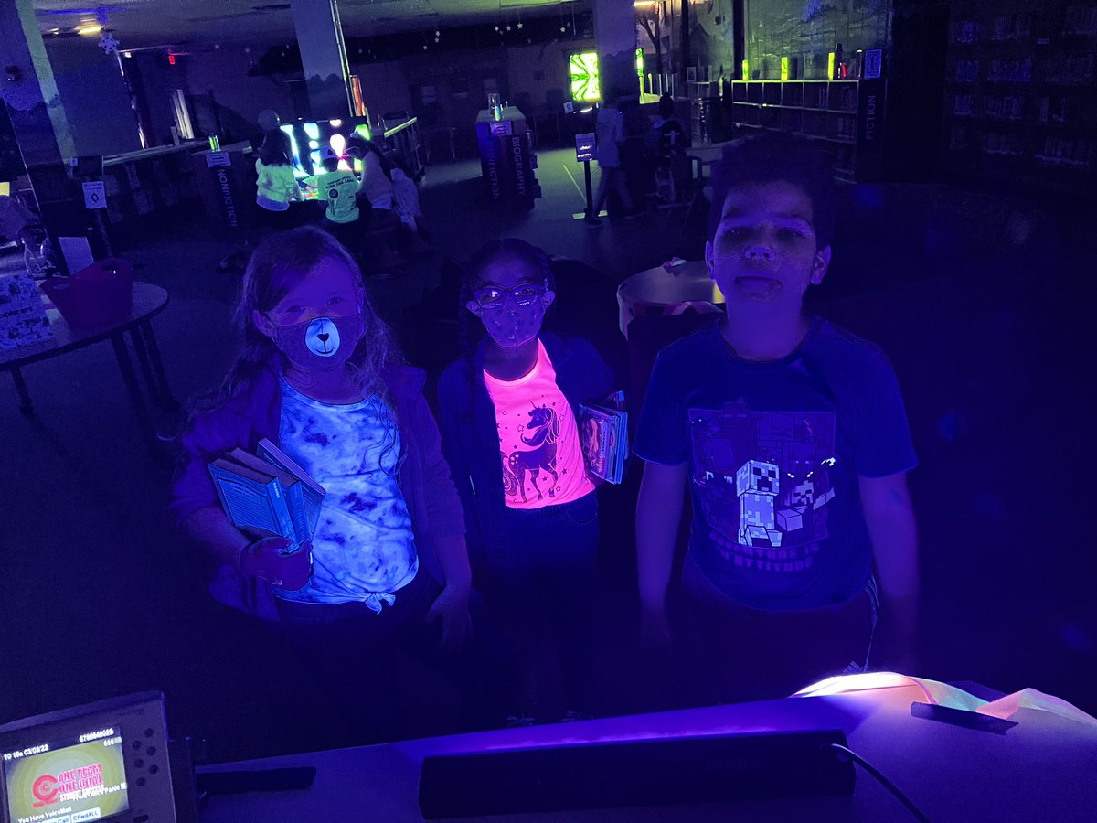 Read Across America at Big Shanty!! “Let’s GLOW CRAZY for Reading”!  <a href="/BigShantyEagles/">BigShantyEagles</a> <a href="/PrincipalDrK/">Kelly Luscre</a> #readacrossamerica <a href="/CobbSchools/">Cobb County Schools</a>