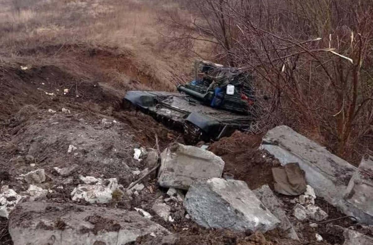 Кидала боев. Застрявшие танки российские в Украине. Военный танк застрявший.