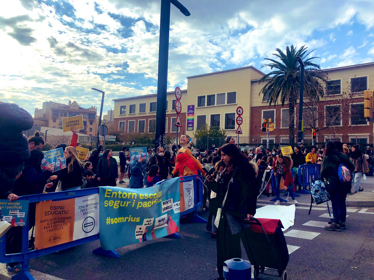 MDScarrer's tweet photo. 🙌🙌🙌
Ens hem acostat a donar suport a @AFASomRius! 

A la Bcn s.XXI la ronda del mig no hi 
té lloc i cal reconvertir-la en una altre cosa, on vianants, bicis i TP siguin la prioritat!

#EntornsEscolarsSegurs 
#MenysCotxesMesSalut
#RecuperemLaCiutat
#SuperillaLaSalut https://t.co/Xw0dfeJdJq