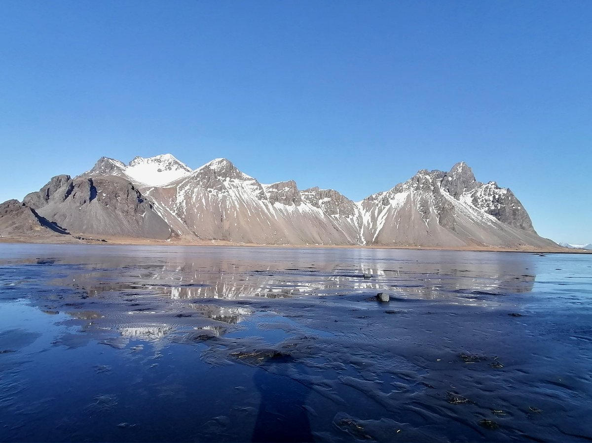 Vestrahorn in Eastern #Iceland. Beautiful clear skies. Fingers crossed it stays clear for tonight
#vestrahorn #StormHour #reflections #mountain