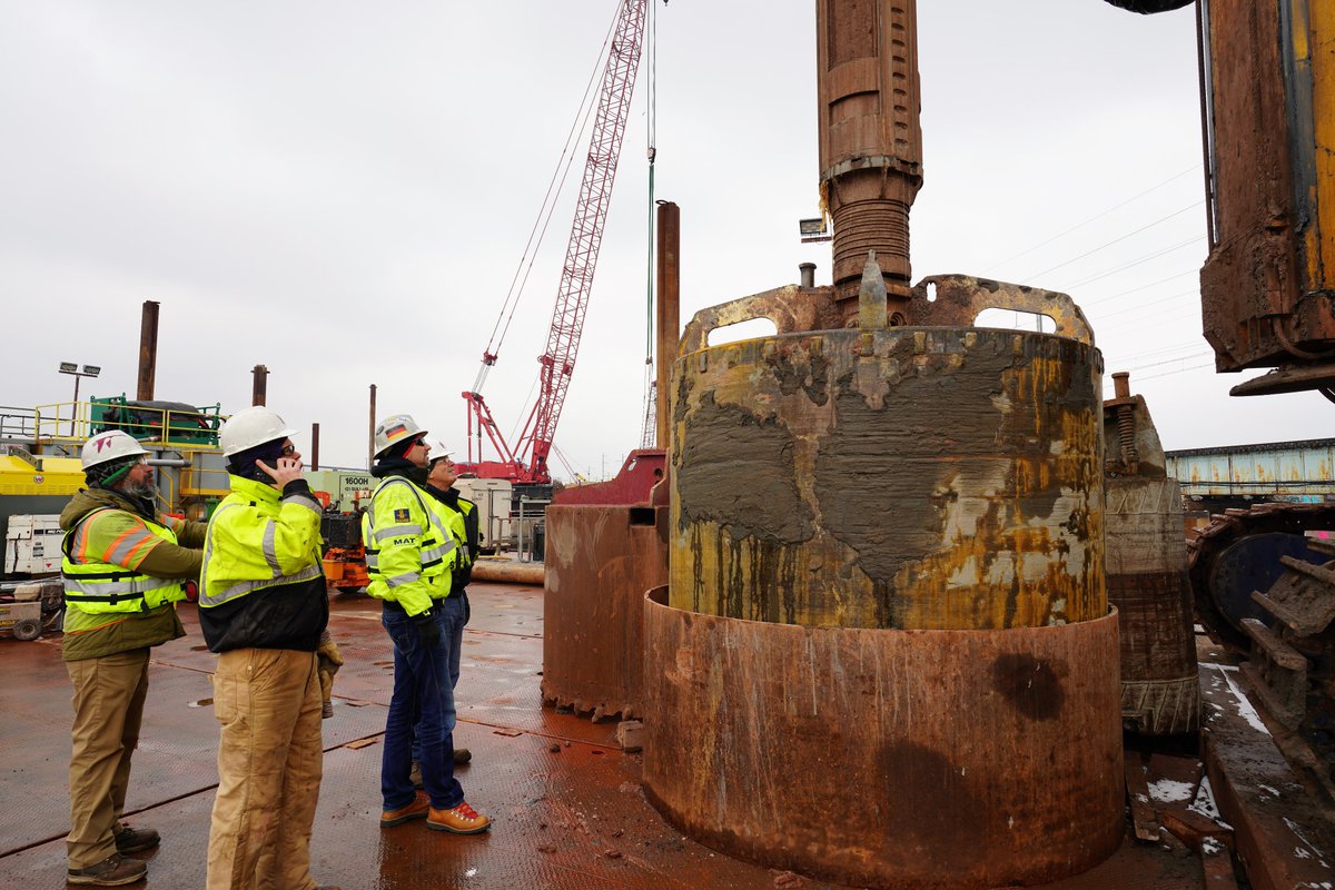 EquipCorp's tweet photo. Inspecting a BAUER cleanout bucket at George Harms Construction's Raritan River Bridge project. #BAUERTools https://t.co/OKxxmCOV5Y