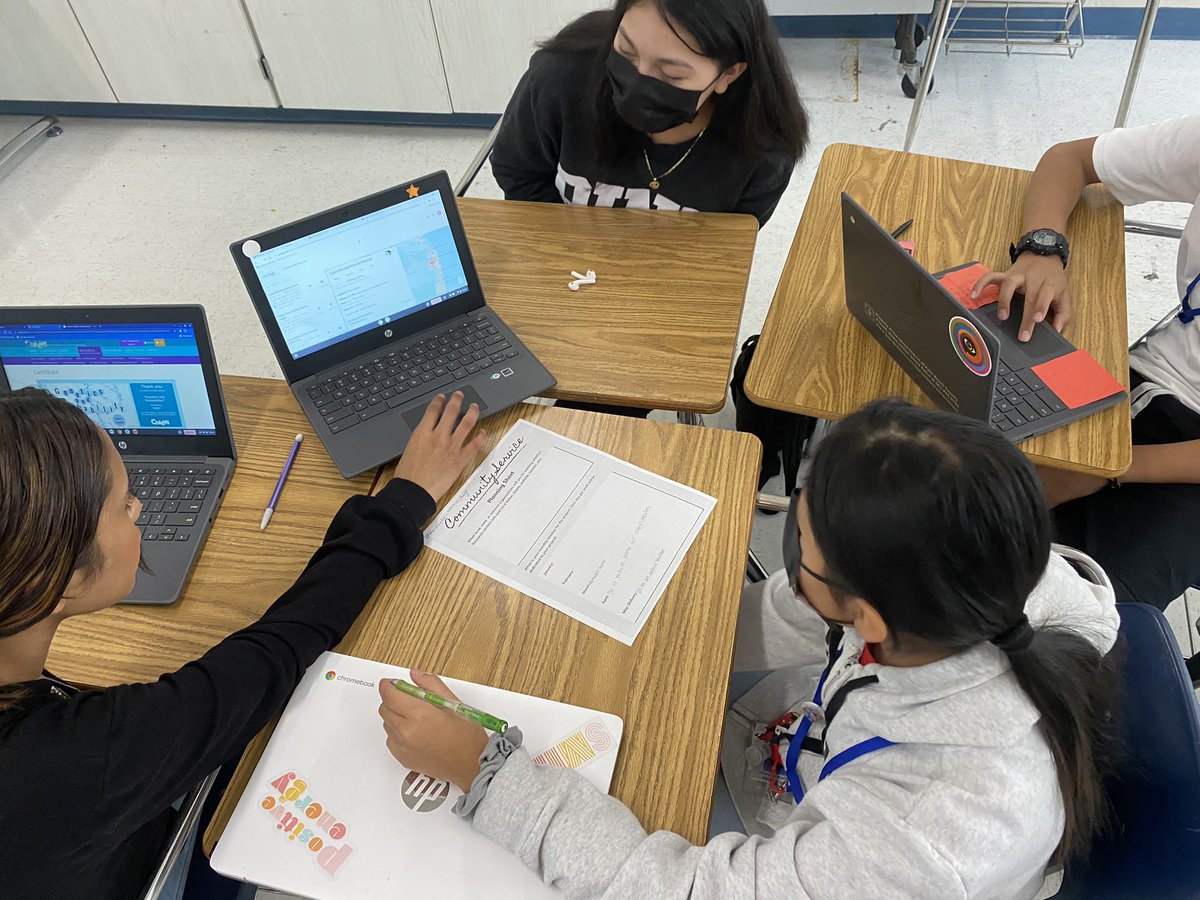 lia_woodlandsms's tweet photo. Planificando nuestra Nueva Aventura #comunityservice #Latinosunidos #middleschool https://t.co/fPyiGF46g9