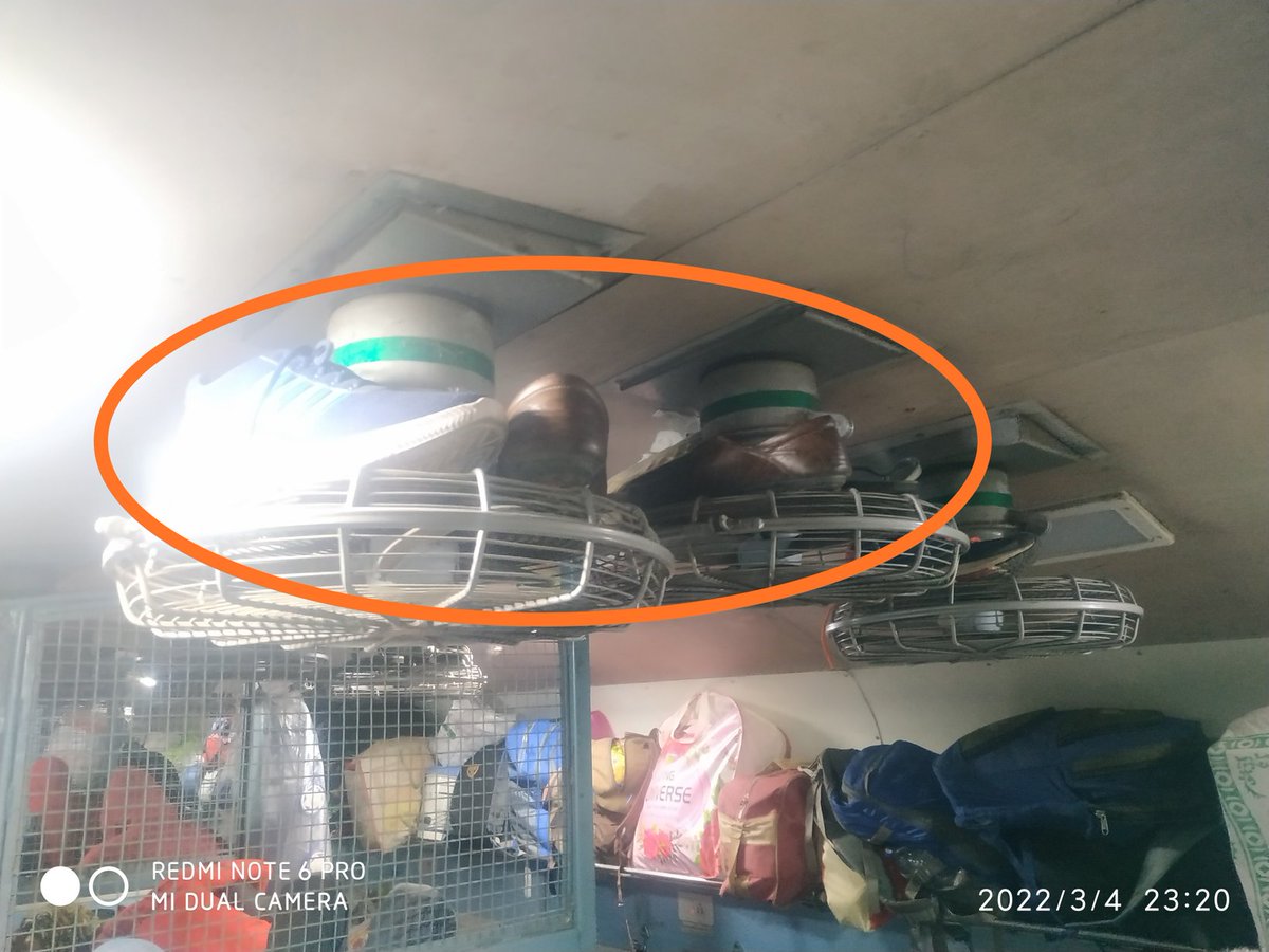 arshadreza07's tweet photo. भारतीय ट्रेनों में Upper Berth पर बैठने वाले लोगों के लिए Ceiling Fan  चप्पल और जूते रखने के लिए होते हैं| https://t.co/7yYnuLxEoq
