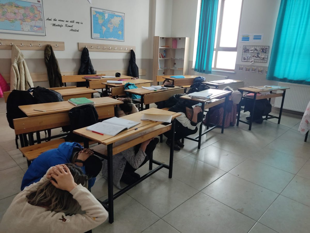 ErenlerIlk's tweet photo. 1-7 Mart Deprem Haftası kapsamında, ülke genelinde eş zamanlı gerçekleştirilen “Deprem Anı ve Tahliye Tatbikatı” okulumuzda da yapıldı.

@karacoban_meb 
@Erzurum_Mem 
@tcmeb https://t.co/Tqdj9bZaqK