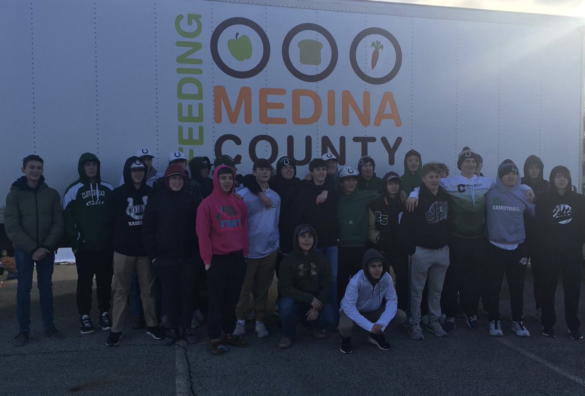 CloverleafLocal's tweet photo. The CHS baseball team had the opportunity to assist Feeding Medina County yesterday at its Lodi-area food distribution. Thank you to these student leaders and to @FeedMedinaCty for all you do for the #Cloverleaf community. #cloverleafhighschool #coltpride https://t.co/BNNLn1xBla