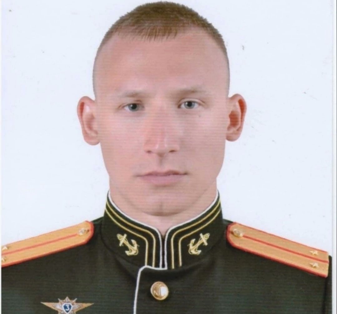 apjDr45pbD5W0eG's tweet photo. Командир танковой роты отдельной бригады береговой обороны старший лейтенант Антон Старостин. 
 
Экипаж его танка обеспечил прорыв основных сил для захвата и удержания района дамбы Северо-Крымского канала. 
 
25 февраля прицельным огнём были уничтожены 8 БТР и десятки солдат ⬇️ https://t.co/2hvdTmSJG2