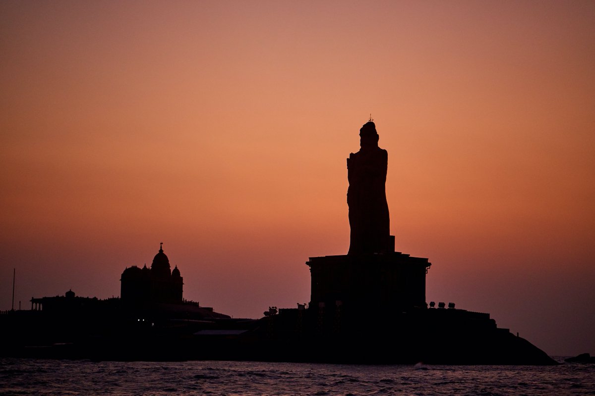 One of the best #sunsets to witness in #India is at #Kanyakumari—with the backdrop of the Vivekananda Rock Memorial & Thiruvalluvar Statue.

#mytravlution #kanyakumaribeach #kanyakumarisunsetpoint #kanyakumarisunset #tamilnadu #incredibleindia #tourism #sunset #tamilnadutourism
