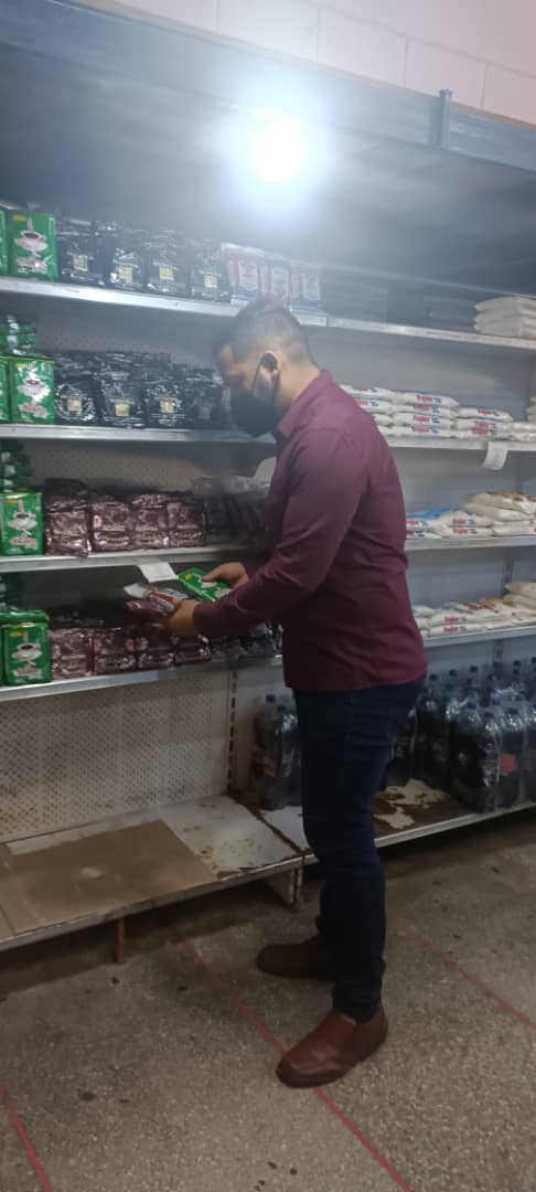 defensoria_Guar's tweet photo. @defensoria_Guar             realiza recorrido en supermercados de la ciudad de San Juan de los Morros:  Luxor y San Diego, entre otros. A los fines de constatar el abastecimiento de alimentos de primera necesidad de la Canasta Básica @Defensoria_Vzla @aruizddp https://t.co/YOe2LpJMMm