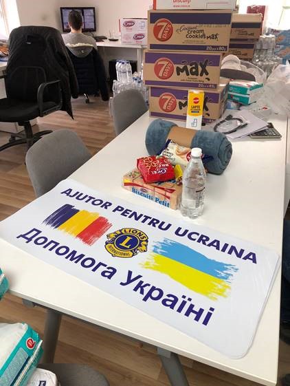 lionsclubs's tweet photo. Lions in Romania crossed the border to Ukraine and brought with them 200 packages containing blankets, non-perishable food, wet towels and napkins for babies, bottled water, winter coats, and women hygienic products. #ThankYouLions #WeServe https://t.co/9rZZgDZNvh