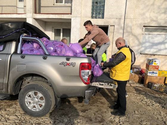lionsclubs's tweet photo. Lions in Romania crossed the border to Ukraine and brought with them 200 packages containing blankets, non-perishable food, wet towels and napkins for babies, bottled water, winter coats, and women hygienic products. #ThankYouLions #WeServe https://t.co/9rZZgDZNvh