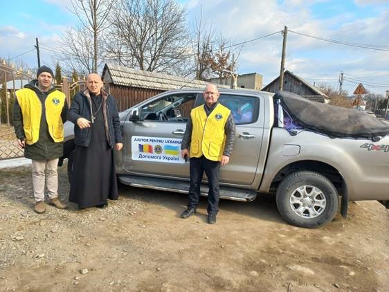 Lions in Romania crossed the border to Ukraine and brought with them 200 packages containing blankets, non-perishable food, wet towels and napkins for babies, bottled water, winter coats, and women hygienic products. #ThankYouLions #WeServe