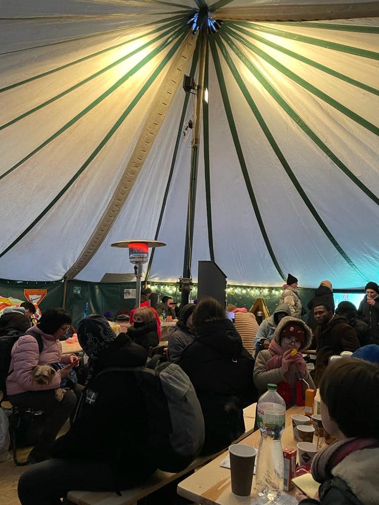 <a href="/BozenSolidale/">Bozen Solidale</a> è arrivato oggi al confine di Vyšné Nemecké #Slovacchia 
Qui sono presenti tra le 2000 e le 3000 persone di diverse nazionalità. Hanno riferito che non ci sono state discriminazioni contro i cittadini di paesi terzi in fuga 1/2