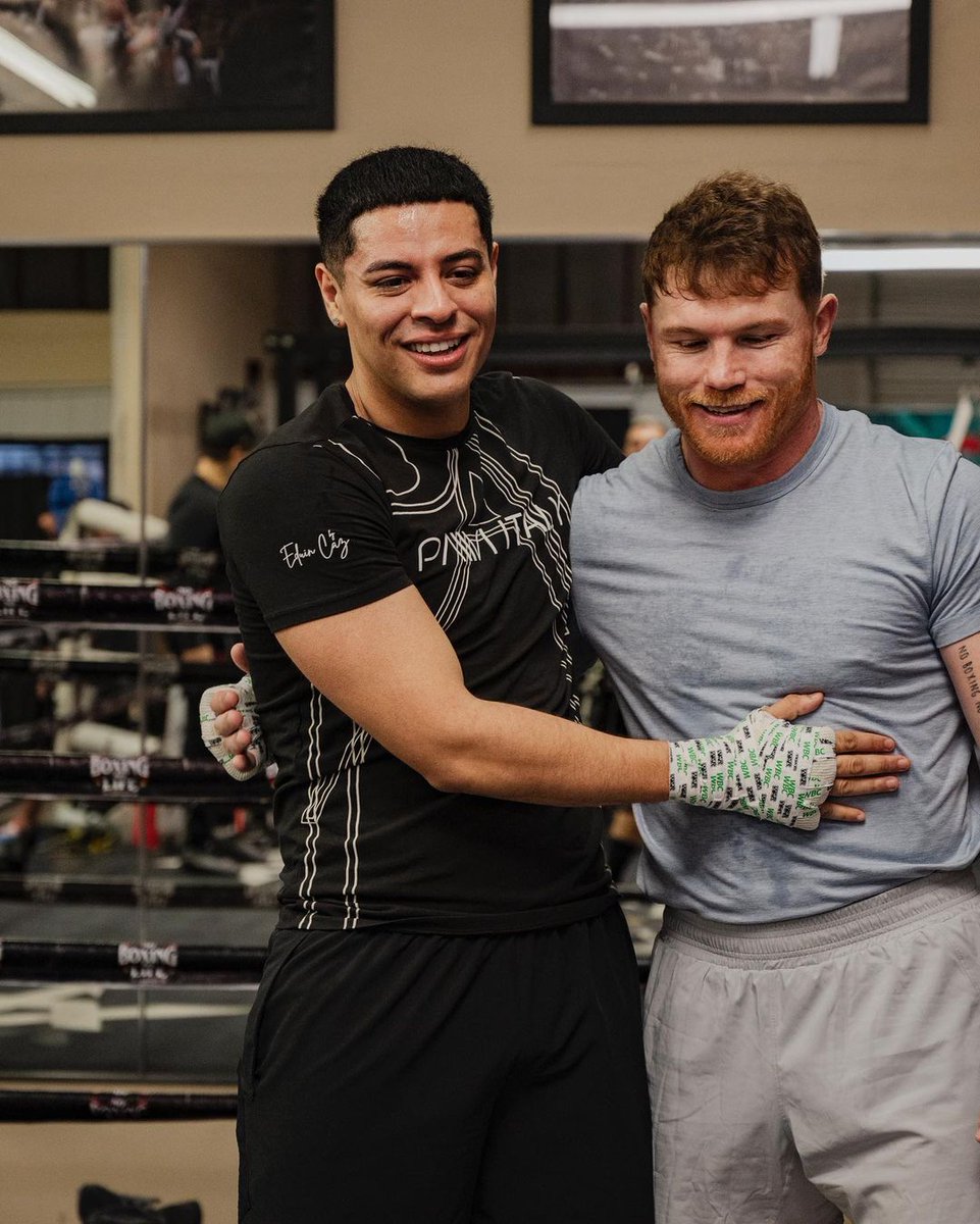 DenisseComadre's tweet photo. #EduinCaz, vocalista de #GrupoFirme entrena junto a Saúl el #CaneloÁlvarez 🔥👊🥊 https://t.co/hNlRXighBv