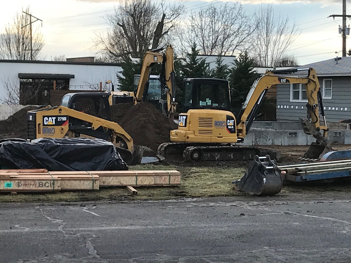 DouglasMLogan's tweet photo. The house across the street has a lot of cats. https://t.co/pIQuCA5lDU