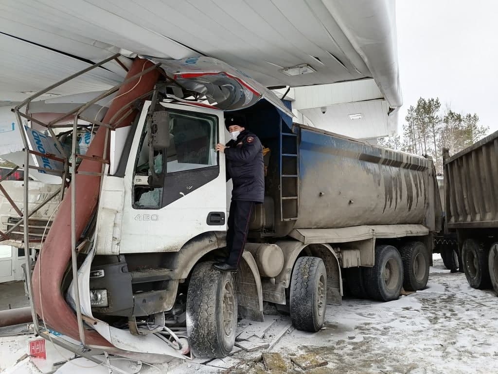 FoolsBridge's tweet photo. Случай на трассе...

Сегодня в половине шестого утра, 62-летний водитель, управляя грузовым автомобилем "IVECO" с прицепом, двигаясь с Нижнего Тагила в сторону Серова, поворачивал направо - на АЗС и въехал в топливо-раздаточную колонку, успешно её демонтировав. https://t.co/rZd8dFUEys
