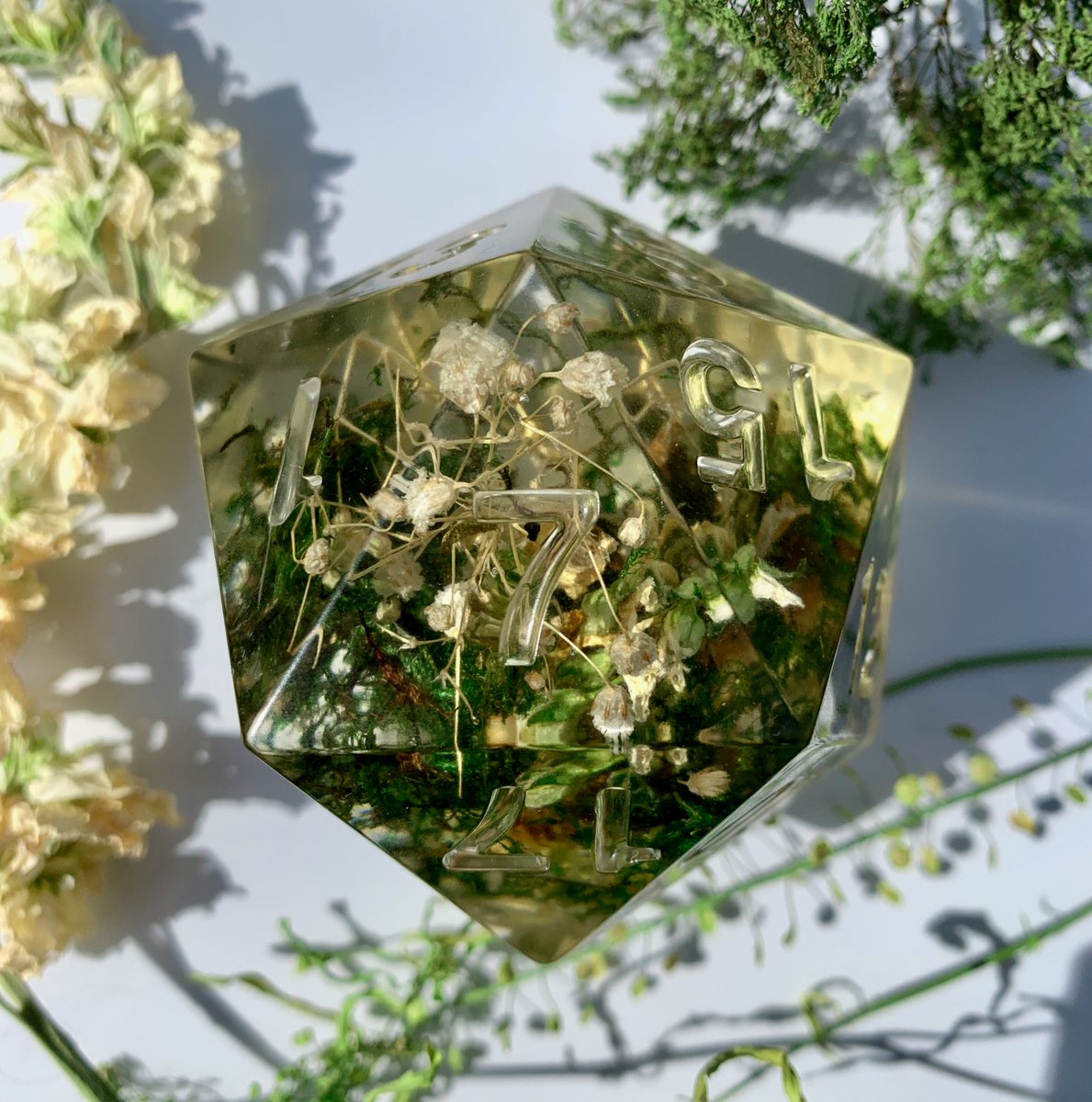 🚨 DICE GIVEAWAY 🚨

Put some nature in your natural 20. 

This handmade, 65mm (~2.5in) D20 is filled with flowers, moss, and natural goodness. The winner gets to pick the ink color!

To Enter:

💙Like
➡️Follow
🔃RT

All three are required for a valid entry
#dnd #dice #ttrpg