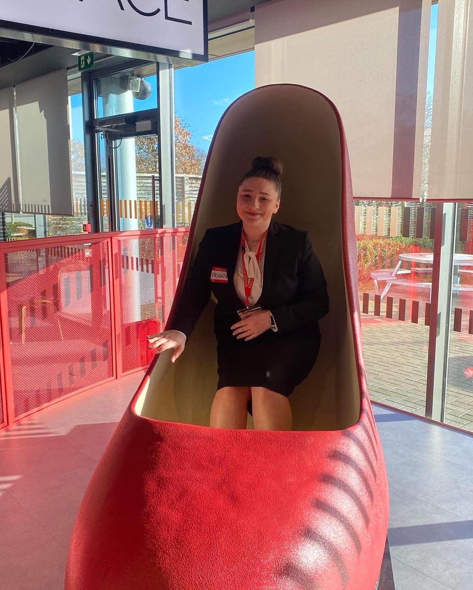 hayley_chami's tweet photo. Super proud and happy for Class of 2020 student Mackenzie,returning to @cityplym to share her recent experience on a @VirginAtlantic assessment day &amp; successfully securing a dream job as cabin crew! Enjoy wearing those red shoes Mackenzie!! ✈️👠👠#aviation #virginatlantic #proud https://t.co/VINFQc9TeH